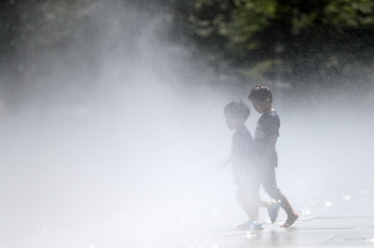 부산에 폭염경보가 발효된 1일 오후 부산진구 송상현광장 분수에서 어린이들이 물놀이를 하며 더위를 피하고 있다. 연합뉴스